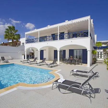 Villa Sleeps 10 Pool Wifi